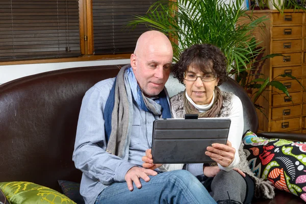 Pareja madura mirando una tableta digital —  Fotos de Stock