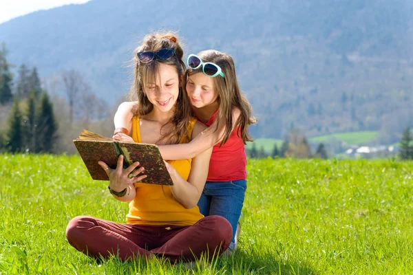 Maminka a dcera čtení knihy — Stock fotografie
