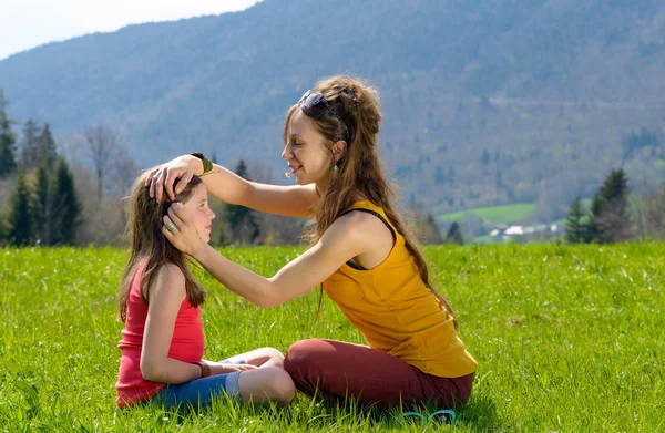 Mutter spielt mit ihrer Tochter auf einem Feld — Stockfoto