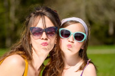 Bir anne ve kızın portresi