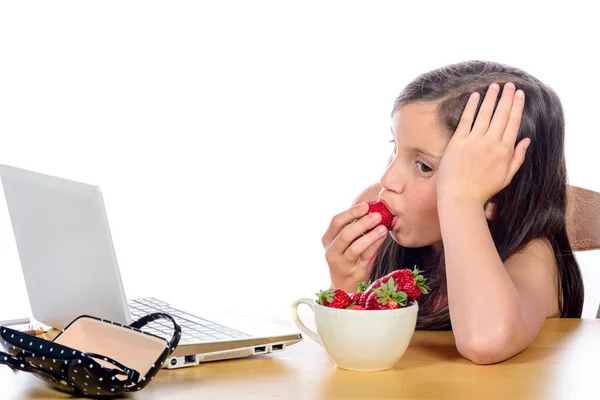 Een klein meisje eten van een aardbei — Stockfoto