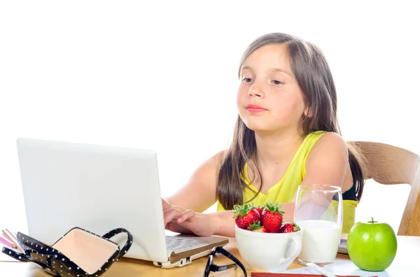Una niña haciendo su tarea en su computadora —  Fotos de Stock