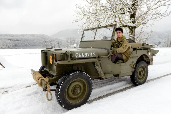 Un vehículo militar en la nieve —  Fotos de Stock