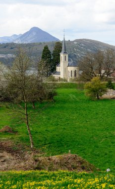 Bir dağ köyündeki kilise. 