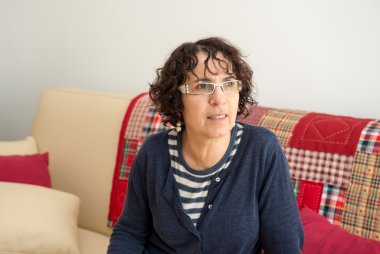 Orta yaşlı bir kadının portresi