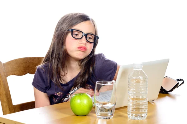 Een klein meisje haar huiswerk op haar computer — Stockfoto