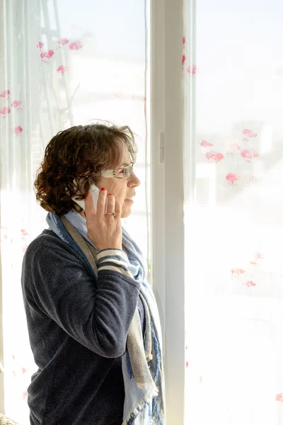 Eine reife Frau mit einem Handy — Stockfoto