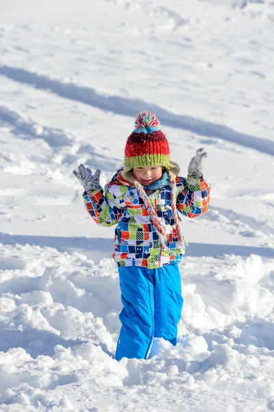 Lilla 3 åriga barn leker i snön — Stockfoto