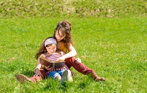 Мама і дочка читати книгу — стокове фото