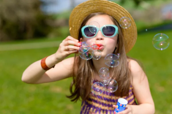 Una niña haciendo burbujas de jabón —  Fotos de Stock