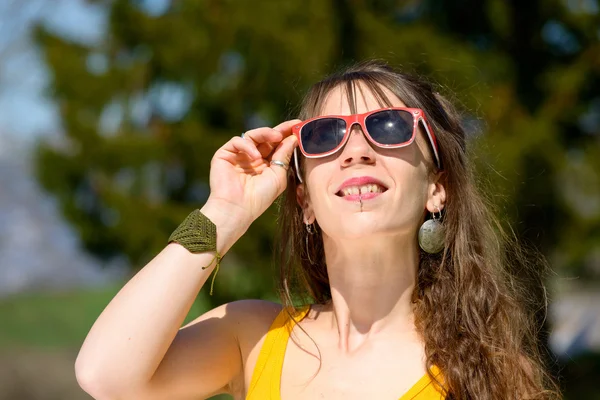 Porträt einer jungen Frau mit Sonnenbrille — Stockfoto