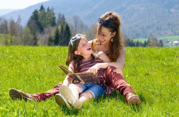 Mama i córka czytanie książki — Zdjęcie stockowe