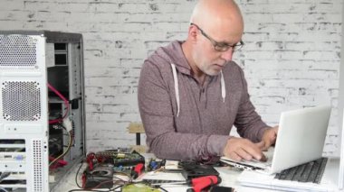 bir bilgisayarı onarmak bir teknisyen