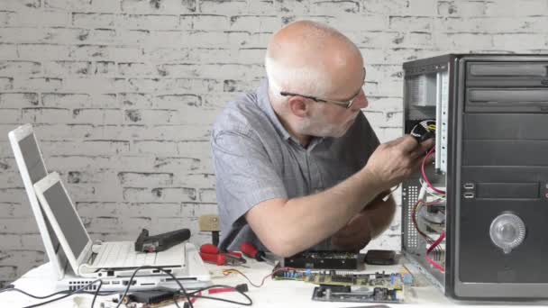 A technician repairing a computer — Stock Video