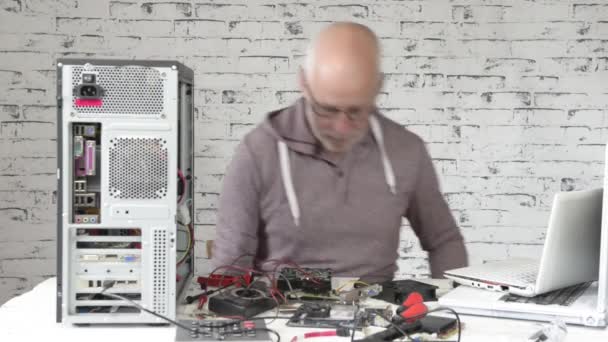 Ein Techniker, der einen Computer repariert — Stockvideo