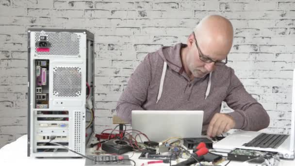 A technician repairing a computer — Stock Video