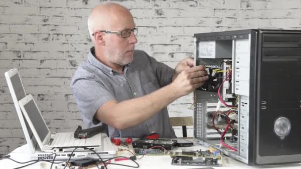 Un technicien réparant un ordinateur — Video