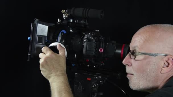 Camarógrafo con una cámara de cine profesional — Vídeos de Stock