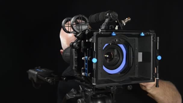 Kameraman ile a profesyonel film fotoğraf makinesi — Stok video