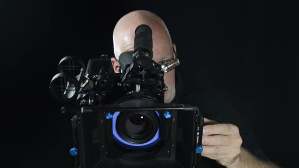 Cameraman met een professionele filmcamera — Stockvideo