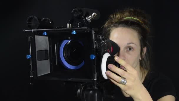 Jolie femme avec une caméra de film professionnelle — Video