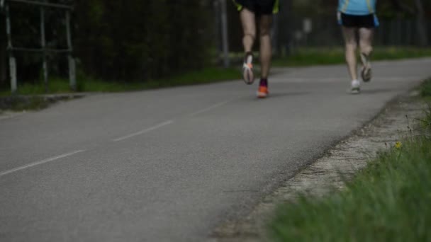 Běžci nohy v maratonu — Stock video