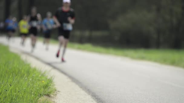 Corredores pies en carrera maratón — Vídeos de Stock