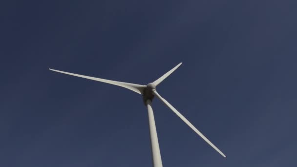 Вітрова турбіна на блакитному небі — стокове відео
