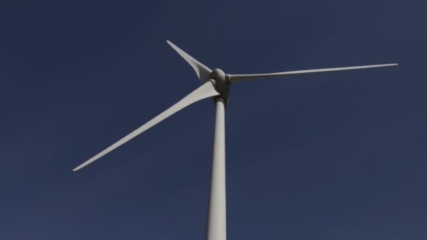 Turbina eólica en un cielo azul — Vídeos de Stock