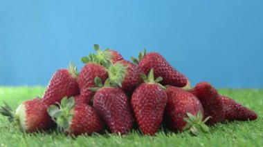 çilek çimenlerin üzerinde