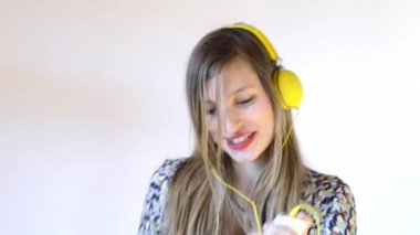 Kulaklık ve telefon ile genç kız dans