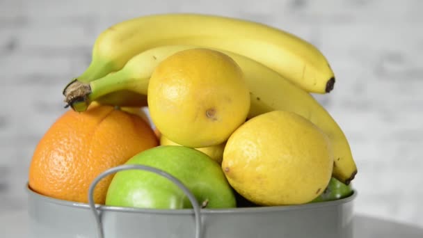 Cesta de frutas girar em seu eixo — Vídeo de Stock