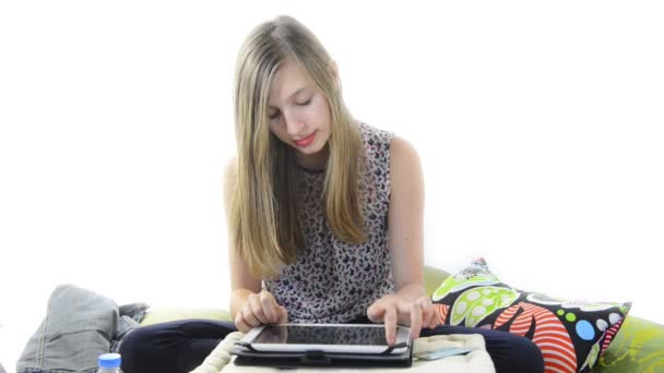 En tonårig flicka köper med sitt kreditkort på internet — Stockvideo