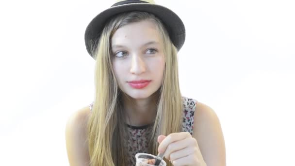 Ένα εφηβικό κορίτσι τρώει ένα γιαούρτι σοκολάτας — Αρχείο Βίντεο