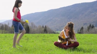 Bir kızın annesine çiçek verir