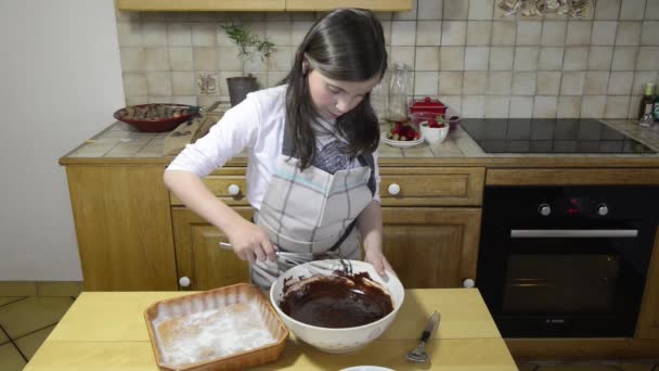 Una chica prepara un pastel — Vídeos de Stock