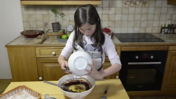 Una chica prepara un pastel — Vídeos de Stock