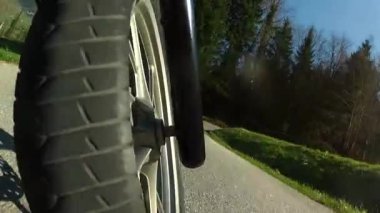 Bir motosiklet ön tekerlek görünümünü