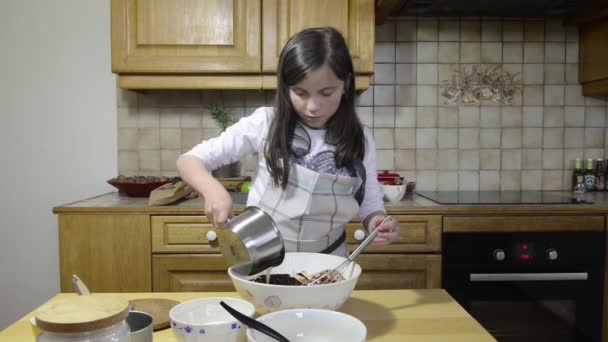 Ein Mädchen bereitet einen Kuchen zu — Stockvideo