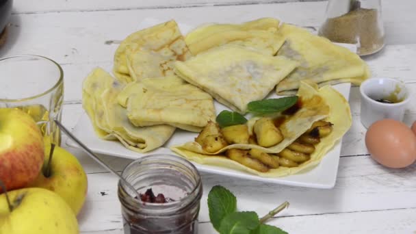 Gros plan sur une assiette de crêpes — Video