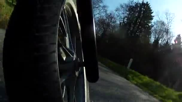 Vue de la roue avant d'une moto — Video