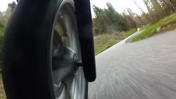 Vue de la roue avant d'une moto — Video