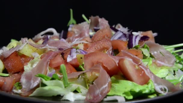 Ensalada verde con tomates y jamón — Vídeos de Stock