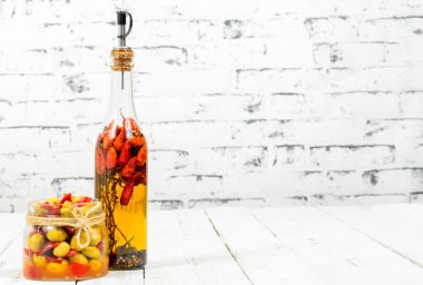 zeytin ve acı biber sosu bir şişe