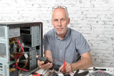 bir bilgisayarı onarmak bir teknisyen 