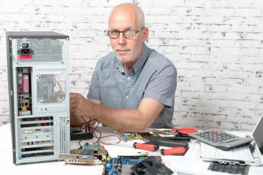 bir bilgisayarı onarmak bir teknisyen 