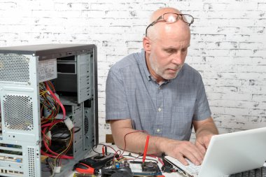 bir bilgisayarı onarmak bir teknisyen 