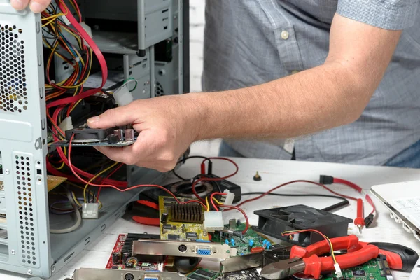 Un technicien réparant un ordinateur — Photo