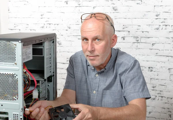 Een technicus die een computer herstellen — Stockfoto