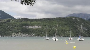 Gölde güçlü rüzgarlar